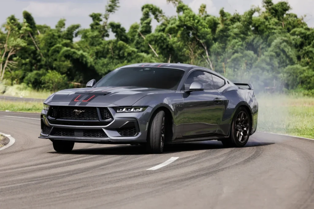 Mustang GT Manual 2025: edição limitada com 492 cv e câmbio manual 3 Ford Mustang GT Manual fazendo drift