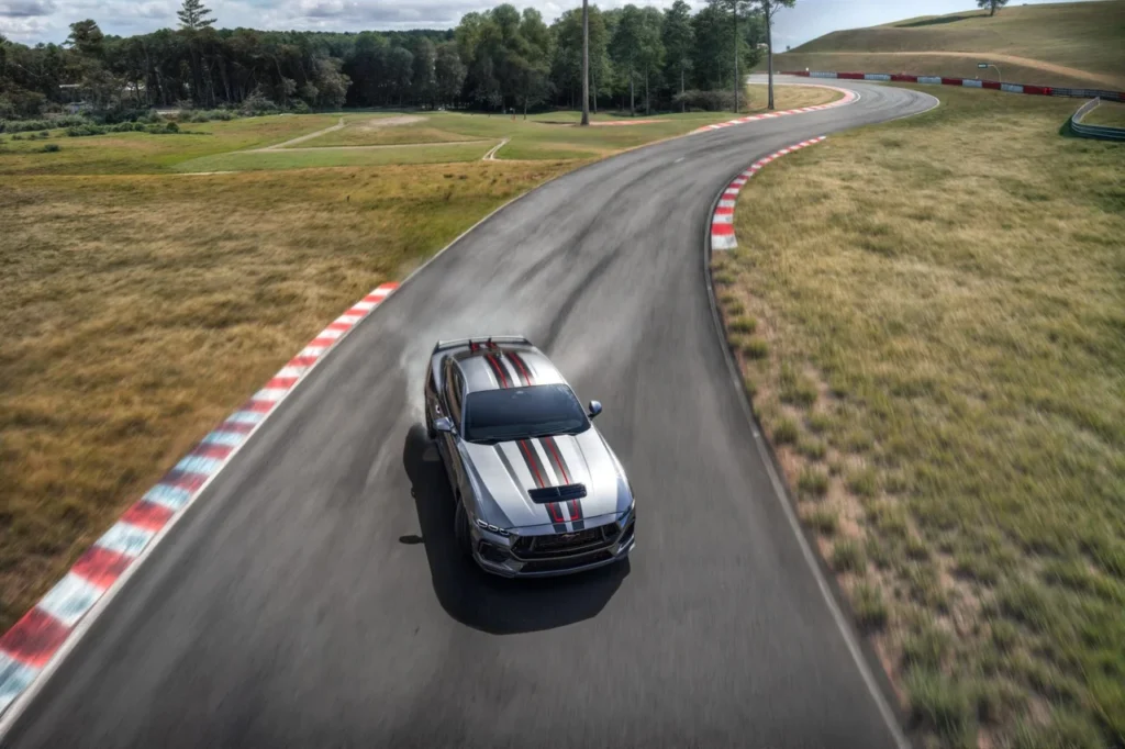Mustang GT Manual 2025: edição limitada com 492 cv e câmbio manual 2 Ford Mustang GT Manual fazendo drift com vista superior
