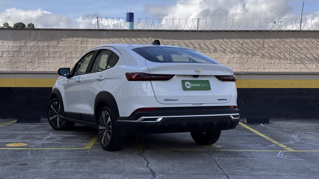 Fiat Fastback Audace híbrido: SUV com cara de cupê e apelo racional 3 Traseira do Fiat Fastback Audace híbrido 2025
