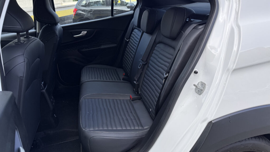 Fiat Fastback Audace híbrido: SUV com cara de cupê e apelo racional 5 Bancos traseiros do Fiat Fastback Audace híbrido 2025