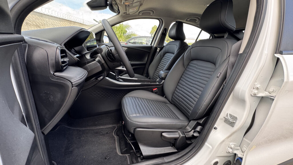 Fiat Fastback Audace híbrido: SUV com cara de cupê e apelo racional 4 Bancos dianteiros do Fiat Fastback Audace híbrido 2025