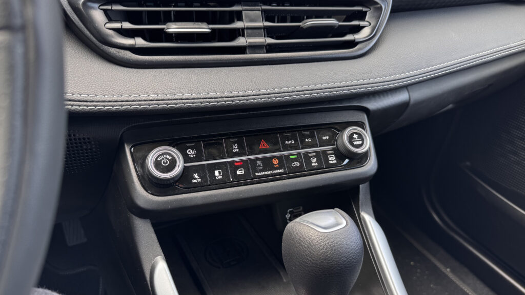 Fiat Fastback Audace híbrido: SUV com cara de cupê e apelo racional 19 Painel do ar-condicionado do Fiat Fastback Audace híbrido 2025