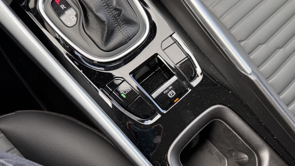 Fiat Fastback Audace híbrido: SUV com cara de cupê e apelo racional 21 Console central do Fiat Fastback Audace híbrido 2025
