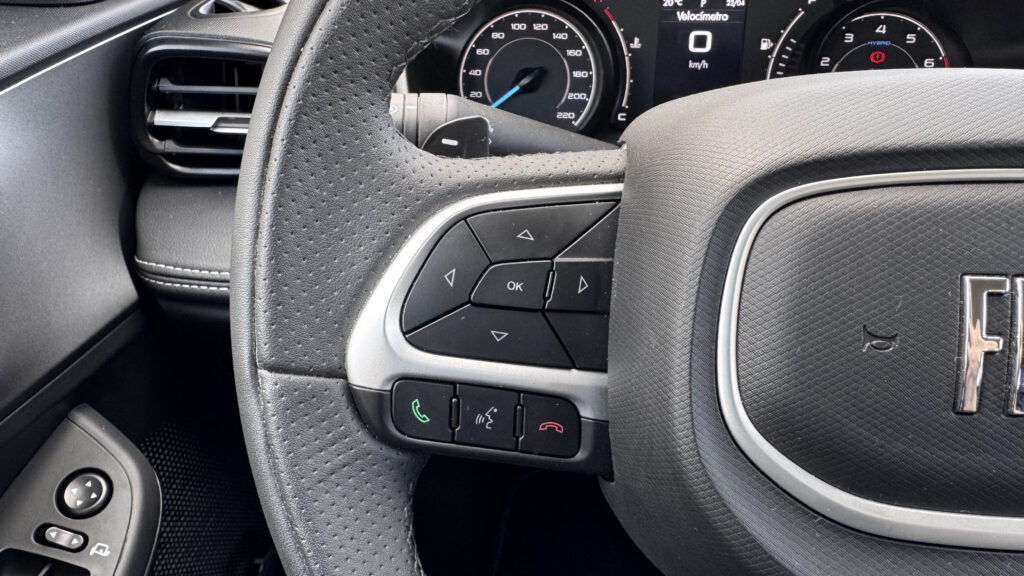 Fiat Fastback Audace híbrido: SUV com cara de cupê e apelo racional 23 Botão no volante do Fiat Fastback Audace híbrido 2025