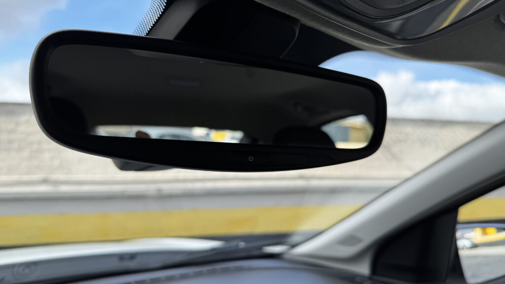 Fiat Fastback Audace híbrido: SUV com cara de cupê e apelo racional 24 Retrovisor interno do Fiat Fastback Audace híbrido 2025