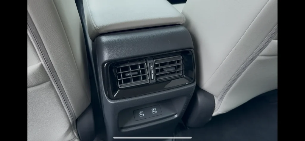 Honda CR-V híbrido 2025: SUV caro, mas com tração integral e alto nível de eficiência 9 Saídas de ar-condicionado traseiras do Honda CR-V híbrido com portas USB integradas.