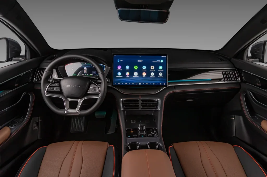 Novo BYD Song Plus 2026: head-up display e novo visual por R$ 249.990 5 Interior do BYD Song Plus 2026 visto do banco traseiro, mostrando painel e acabamento sofisticado.