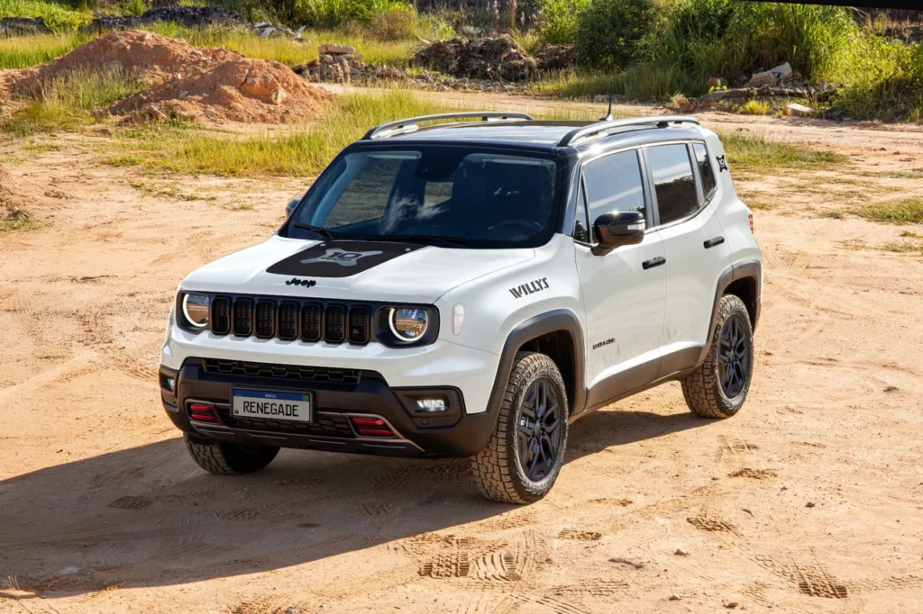Jeep Renegade ganha série especial de 10 anos no Brasil 1 Jeep Renegade 10 anos Willys em área off-road, com visual robusto e grafismo comemorativo no capô.