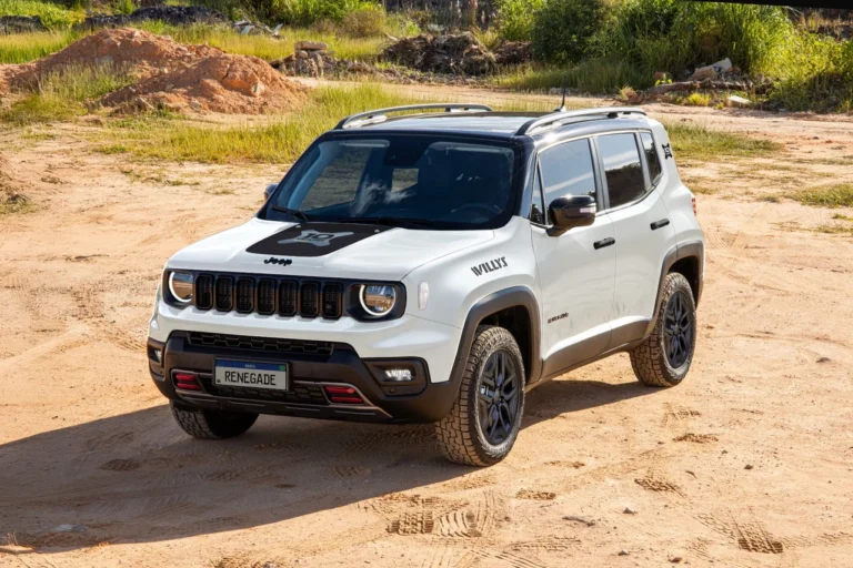 Jeep Renegade 10 anos Willys em área off-road, com visual robusto e grafismo comemorativo no capô.