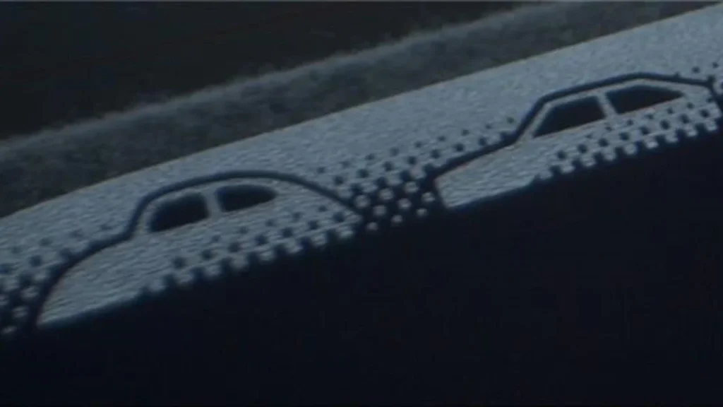 Volkswagen Tera estreia com preços a partir de R$ 99.990 7 Close em detalhe decorativo do acabamento interno do VW Tera, com relevo em forma de silhueta do Fusca e do Gol.