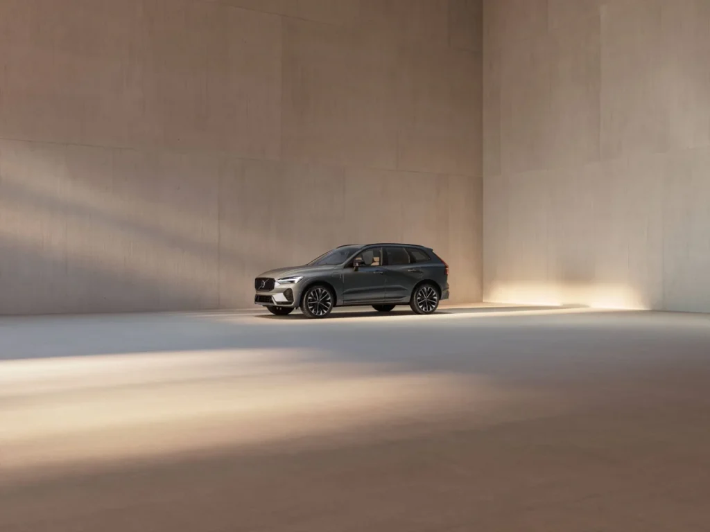 Volvo lança novo XC60 e EX30 Cross Country no Brasil com foco em tecnologia e eletrificação 3 Volvo XC60 em cenário minimalista interno com iluminação natural, destacando o design moderno do SUV