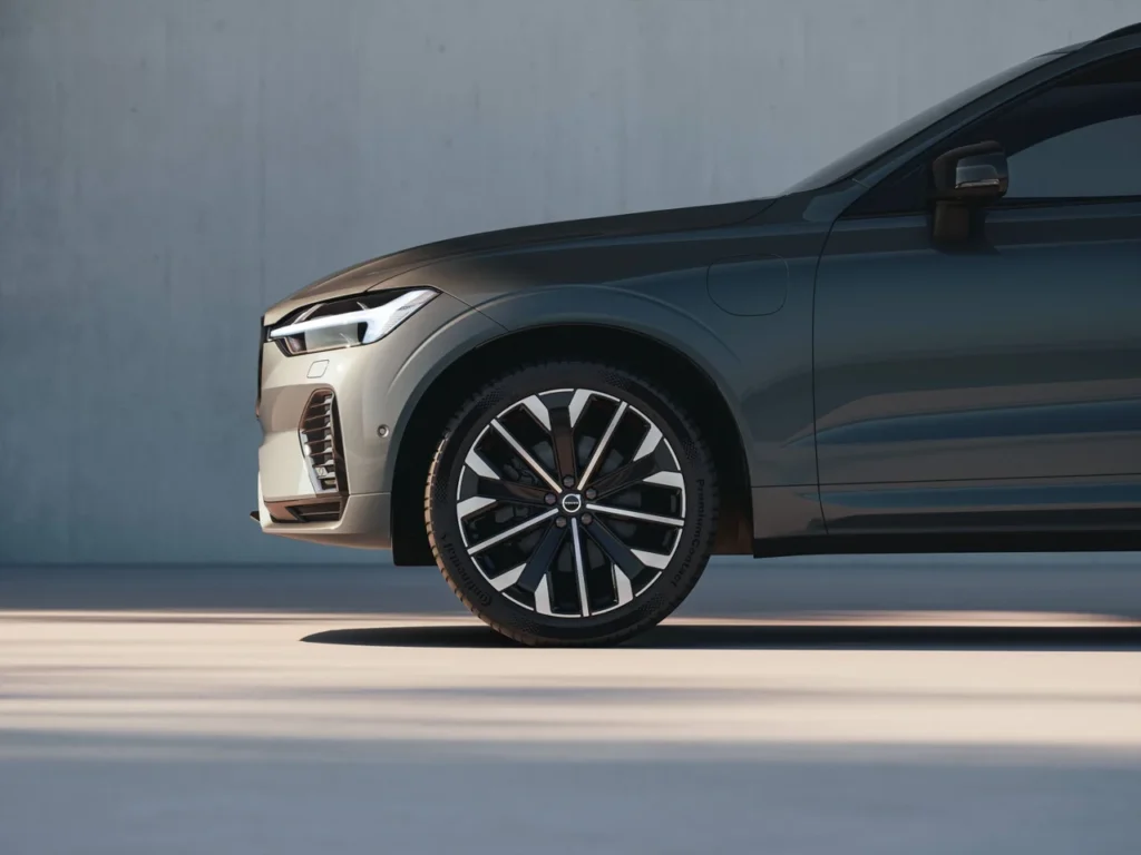 Volvo lança novo XC60 e EX30 Cross Country no Brasil com foco em tecnologia e eletrificação 4 Detalhe da lateral dianteira do Volvo XC60 com rodas esportivas e faróis de LED sofisticados