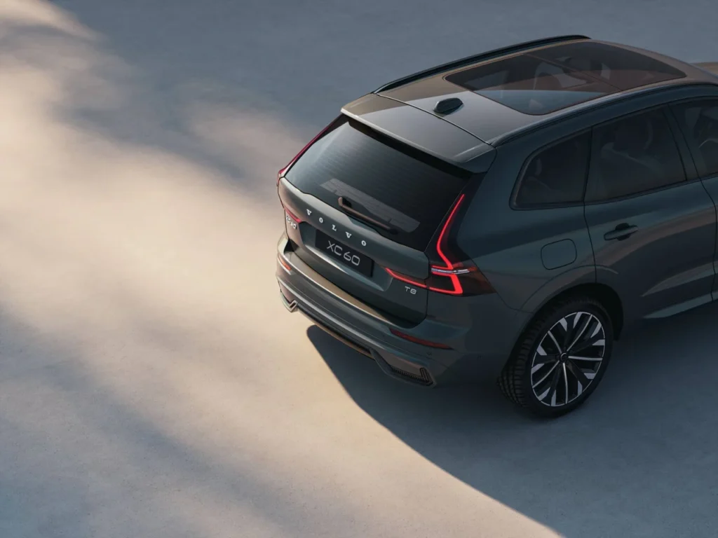Volvo lança novo XC60 e EX30 Cross Country no Brasil com foco em tecnologia e eletrificação 5 Vista traseira superior do Volvo XC60, com lanternas em LED e teto solar panorâmico