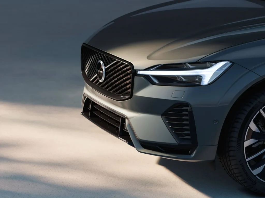 Volvo lança novo XC60 e EX30 Cross Country no Brasil com foco em tecnologia e eletrificação 6 Close frontal do Volvo XC60 mostrando grade com o emblema da marca e faróis com assinatura em LED