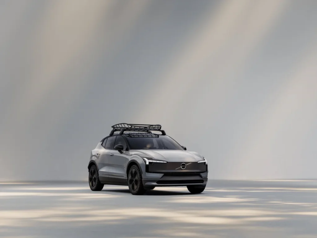 Volvo lança novo XC60 e EX30 Cross Country no Brasil com foco em tecnologia e eletrificação 11 Volvo EX30 Cross Country em ambiente interno minimalista, com iluminação suave destacando o design robusto