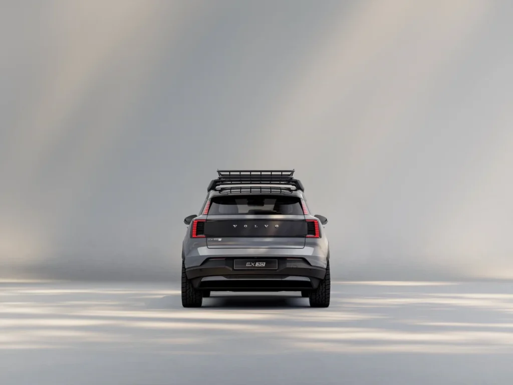 Volvo lança novo XC60 e EX30 Cross Country no Brasil com foco em tecnologia e eletrificação 12 Vista traseira do Volvo EX30 Cross Country com bagageiro de teto, enfatizando simetria e linhas retas do SUV