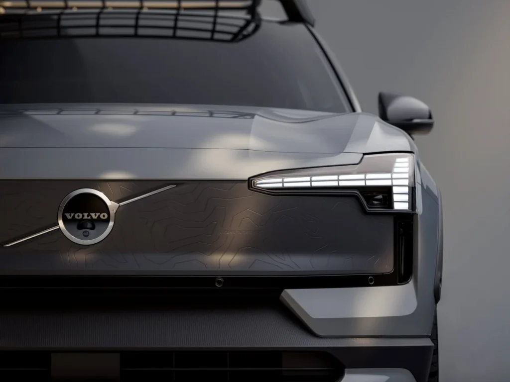 Volvo lança novo XC60 e EX30 Cross Country no Brasil com foco em tecnologia e eletrificação 13 Close da dianteira do Volvo EX30 Cross Country com faróis de LED e grade com relevo em topografia