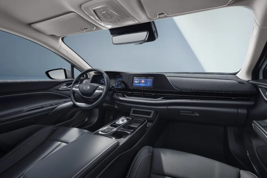 GAC estreia no Festival de Interlagos com linha elétrica completa e preços a partir de R$ 169.990 24 Interior do GAC AION ES com design moderno e painel digital