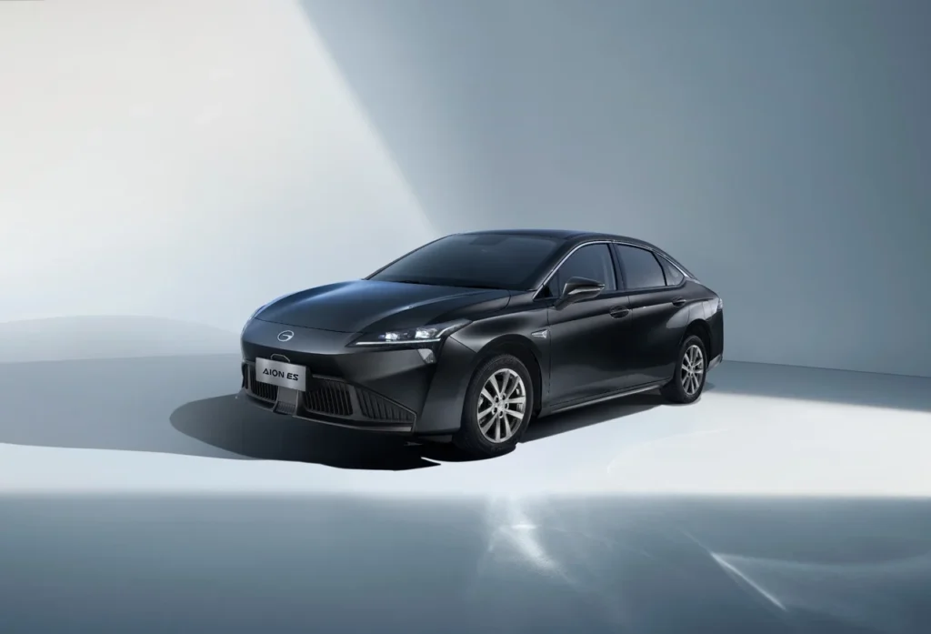 GAC estreia no Festival de Interlagos com linha elétrica completa e preços a partir de R$ 169.990 23 Vista externa do GAC AION ES preto em estúdio com luzes suaves
