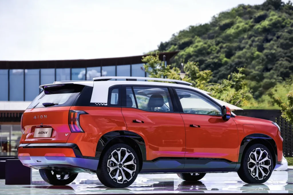 GAC estreia no Festival de Interlagos com linha elétrica completa e preços a partir de R$ 169.990 8 Vista lateral do GAC AION V com reflexos de luz e acabamento contrastante