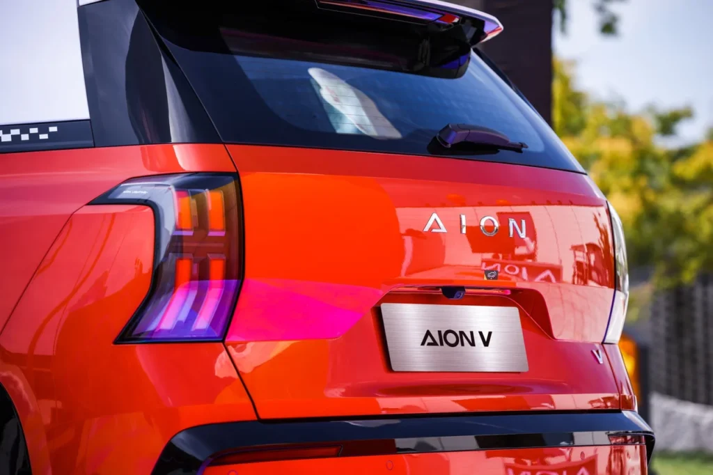 GAC estreia no Festival de Interlagos com linha elétrica completa e preços a partir de R$ 169.990 9 Close na traseira do GAC AION V com lanternas iluminadas e logotipo em destaque