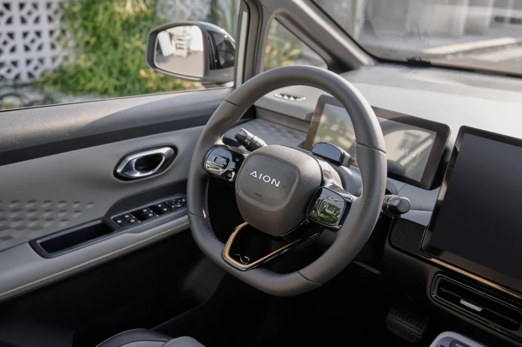 GAC estreia no Festival de Interlagos com linha elétrica completa e preços a partir de R$ 169.990 17 Interior do GAC AION Y com volante multifuncional e acabamento moderno