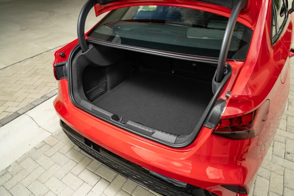 Audi A3 Sedan Performance Black: esportividade e refinamento na medida certa 6 Porta-malas do Audi A3 Sedan Performance Black Vermelho Progressivo