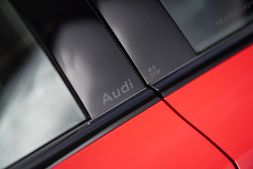 Audi A3 Sedan Performance Black: esportividade e refinamento na medida certa 26 Logo na coluna B do Audi A3 Sedan Performance Black