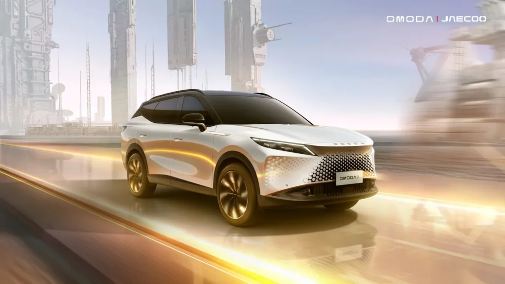 OMODA confirma estreia dos híbridos Omoda 5 HEV e Omoda 7 SHS no Brasil 6 SUV OMODA 7 em cenário futurista acelerando em estrada iluminada com elementos urbanos modernos