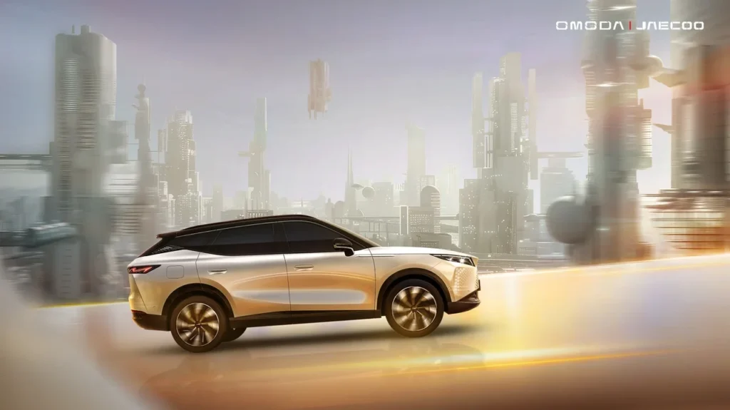 OMODA confirma estreia dos híbridos Omoda 5 HEV e Omoda 7 SHS no Brasil 7 Vista lateral do OMODA 7 em ambiente de cidade futurista, enfatizando fluidez no design e mobilidade urbana