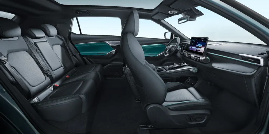 GAC estreia no Festival de Interlagos com linha elétrica completa e preços a partir de R$ 169.990 10 Interior do GAC GS4 com bancos confortáveis e detalhes em azul turques