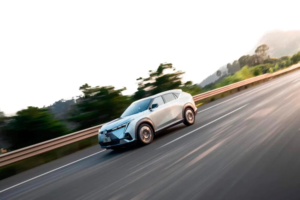 GAC estreia no Festival de Interlagos com linha elétrica completa e preços a partir de R$ 169.990 11 GAC GS4 Hybrid em alta velocidade na estrada, lateral em destaque