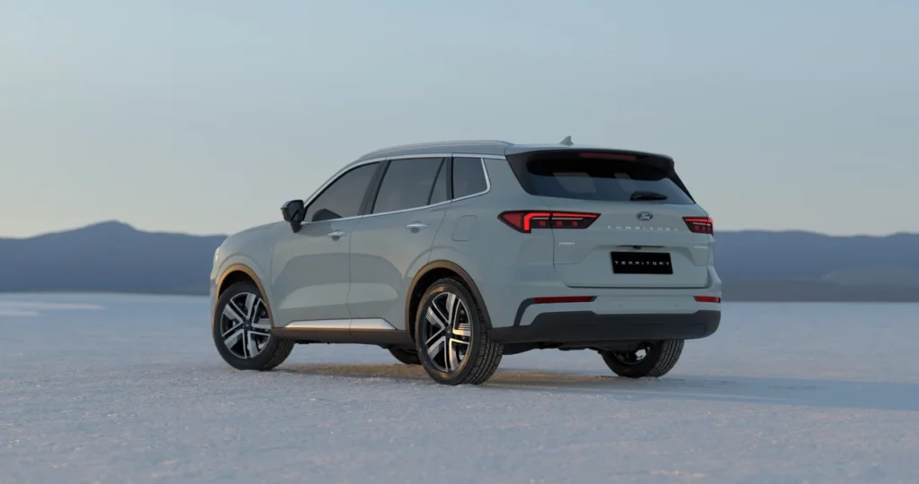 Novo Ford Territory 2026 tem novo visual revelado e estreia confirmada no Brasil 2 Vista traseira do Ford Territory em ambiente desértico, evidenciando lanternas em LED e design aerodinâmico