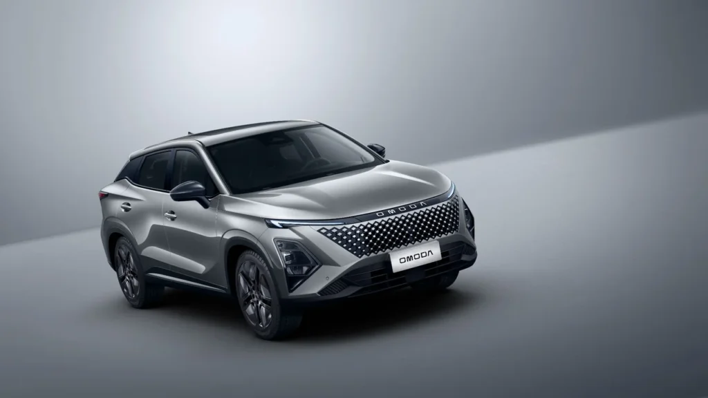 OMODA confirma estreia dos híbridos Omoda 5 HEV e Omoda 7 SHS no Brasil 2 Omoda 5 HEV em ângulo elevado frontal, destacando o design robusto e moderno do SUV híbrido