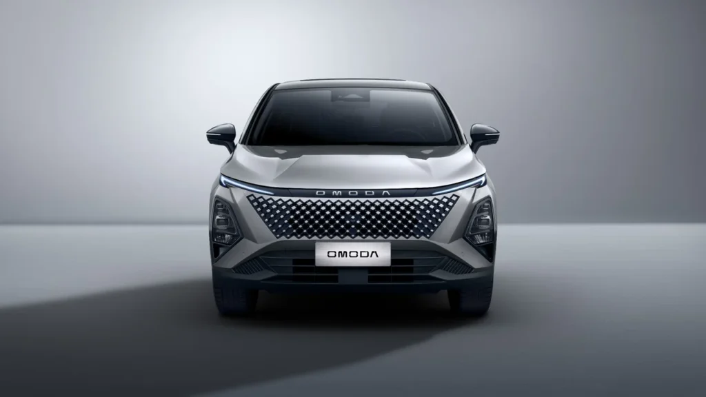 OMODA confirma estreia dos híbridos Omoda 5 HEV e Omoda 7 SHS no Brasil 1 Vista frontal direta do Omoda 5 HEV em fundo cinza, com iluminação superior realçando o nome da marca