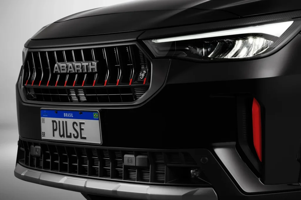 Novo Pulse Abarth 2026 estreia com nova dianteira, teto solar e preço de R$ 157.990 1 Nova grade do Fiat Pulse Abarth 2026