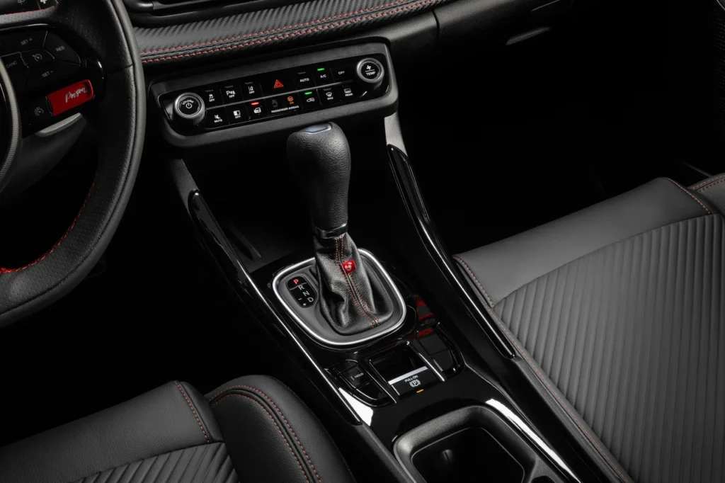 Novo Pulse Abarth 2026 estreia com nova dianteira, teto solar e preço de R$ 157.990 10 Console central do Fiat Pulse Abarth 2026