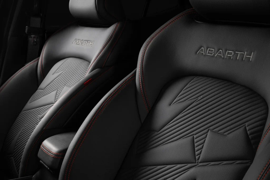 Novo Pulse Abarth 2026 estreia com nova dianteira, teto solar e preço de R$ 157.990 9 Novos bancos do Fiat Pulse Abarth 2026