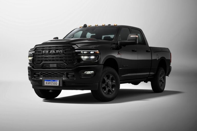 Nova RAM 3500 2025 em destaque, com design robusto e acabamento em preto, representando força e sofisticação no segmento de picapes heavy-duty.