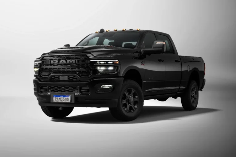 Vista frontal da Ram 3500 Laramie Night Edition na cor preta, destacando grade robusta e faróis em LED