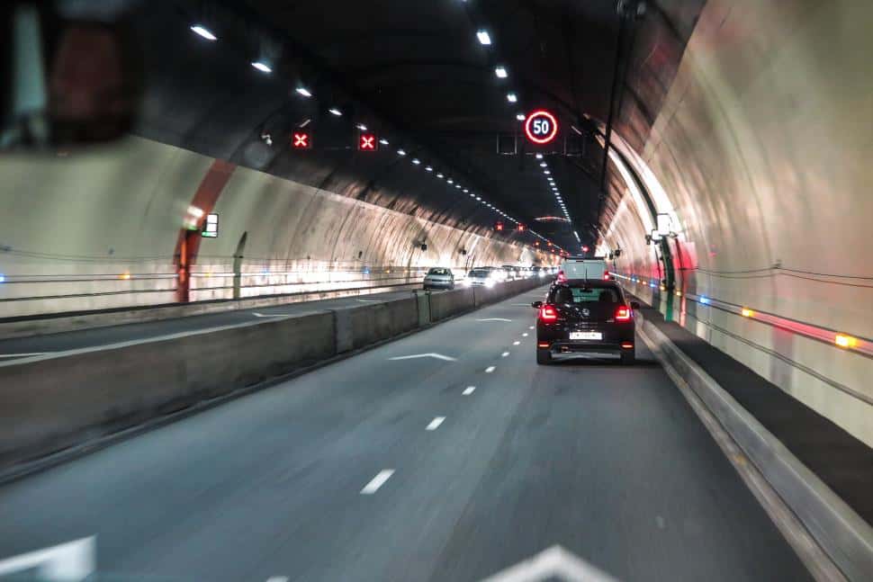 carro andando em túnel