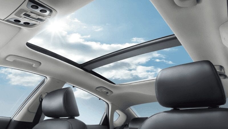 Carros com teto panorâmico: principais vantagens e modelos disponíveis