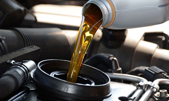 Colocando óleo no carro