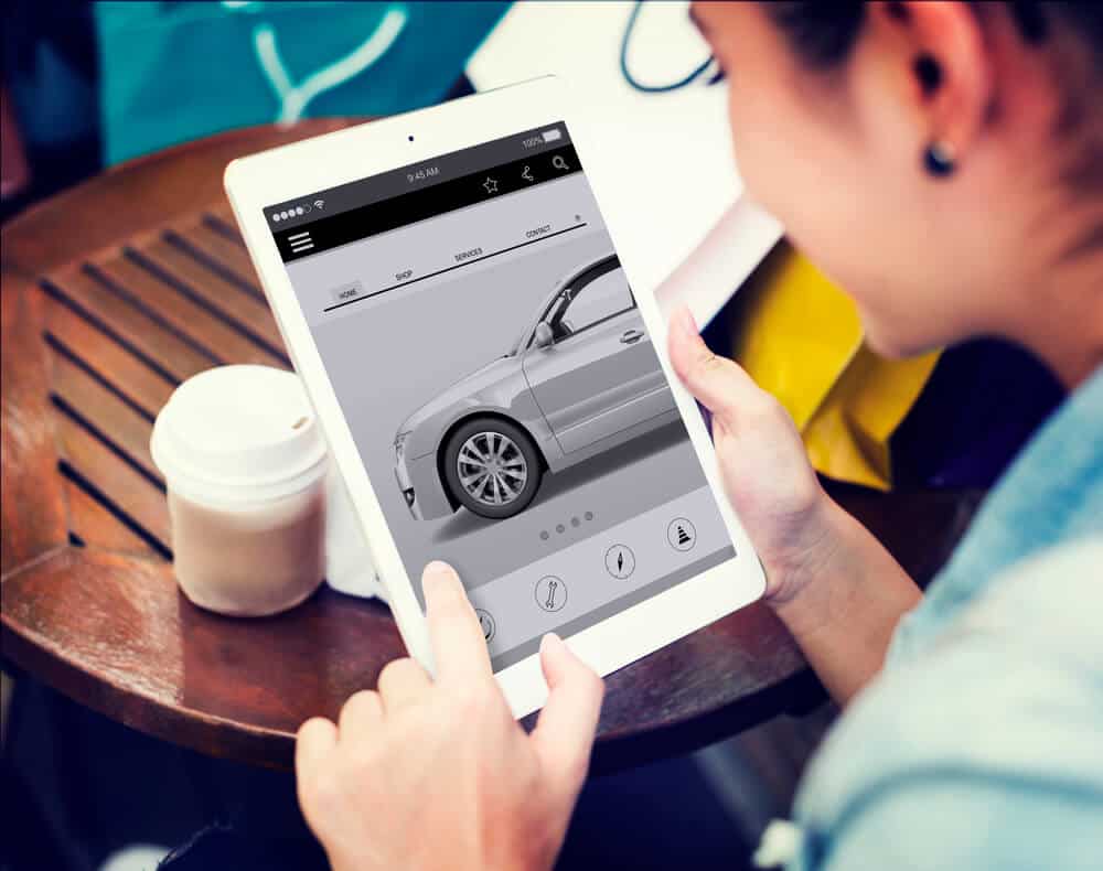 mulher comprando carro online em tablet