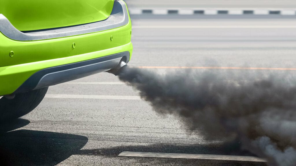carro verde soltando fumaça pelo escapamento - catalisador ineficiente ou removido