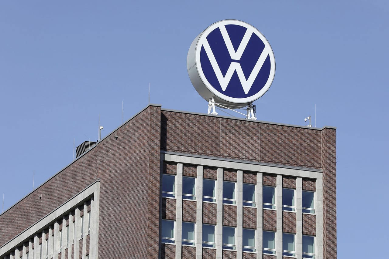 Logo Nova Volkswagen em fábrica da marca