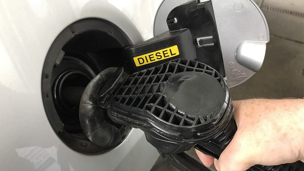 carro a diesel abastecendo