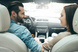 troca de carro gastando pouco - casal feliz dentro do carro