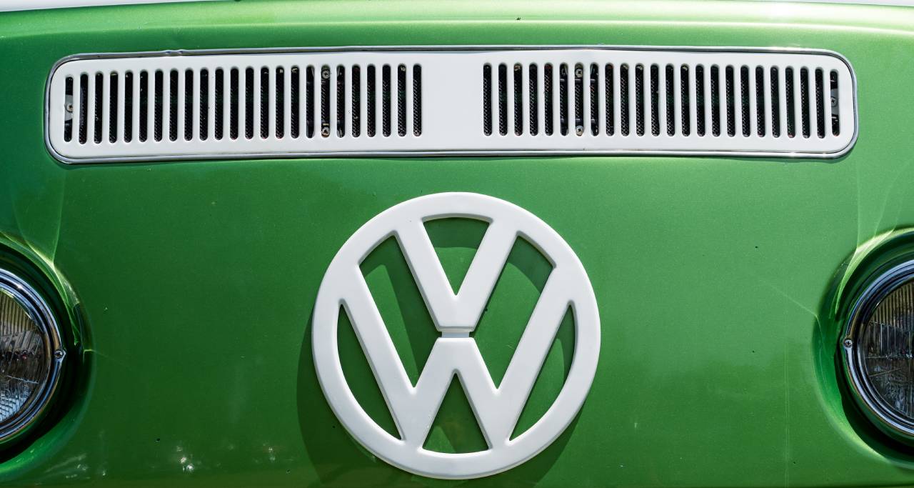 Logo Volkswagen em Kombi verde, história da Kombi