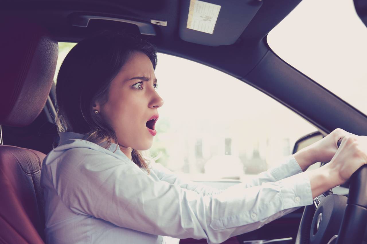 medo de dirigir mulher assustada dirigindo